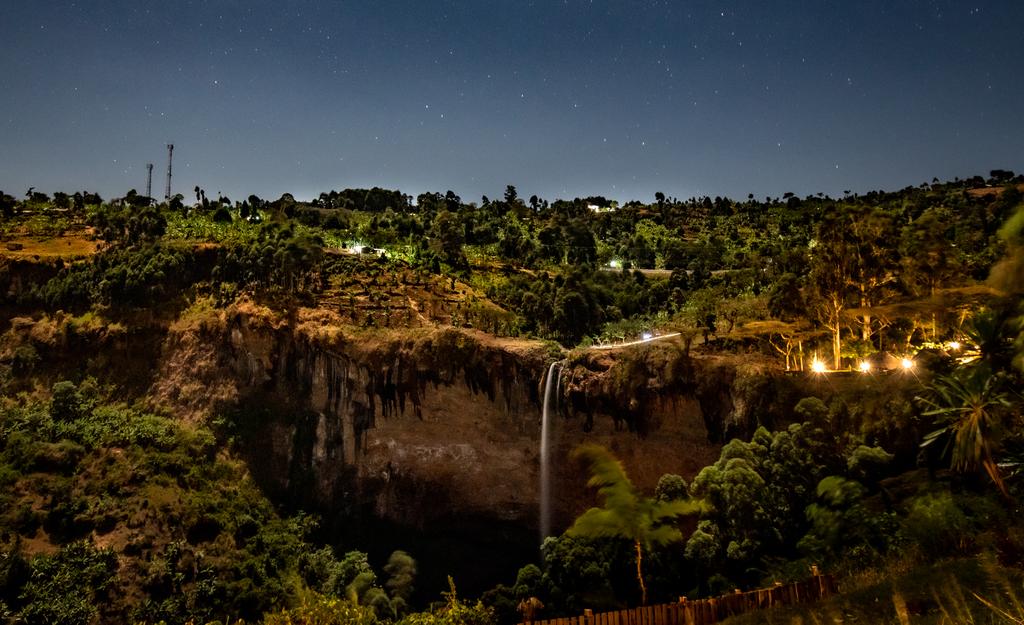 Nachtfoto vom Sipi Wasserfall, unterwegs mit https://sipifallstours.com